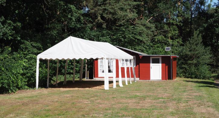 Festwiese und Partyhütte